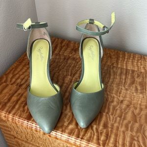 Women’s 7.5 ankle strap wedge